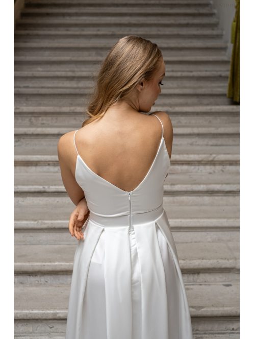 Zenina - saténové maxi šaty s výstrihom do V a špagetovými ramienkami, v bielej farbe