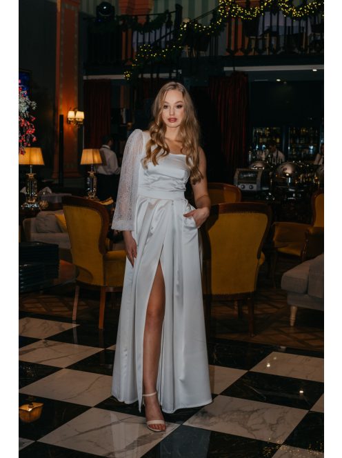 Nicole - asymetrické, saténové maxi šaty s čipkovaným rukávom, v bielej farbe