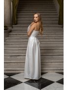 Nicole - asymetrické, saténové maxi šaty s čipkovaným rukávom, v bielej farbe