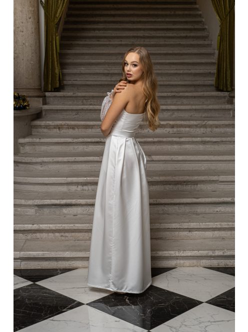 Nicole - asymetrické, saténové maxi šaty s čipkovaným rukávom, v bielej farbe