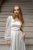 Nicole - asymetrické, saténové maxi šaty s čipkovaným rukávom, v bielej farbe