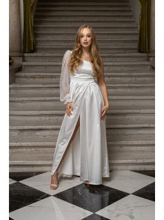   Nicole - asymetrické, saténové maxi šaty s čipkovaným rukávom, v bielej farbe