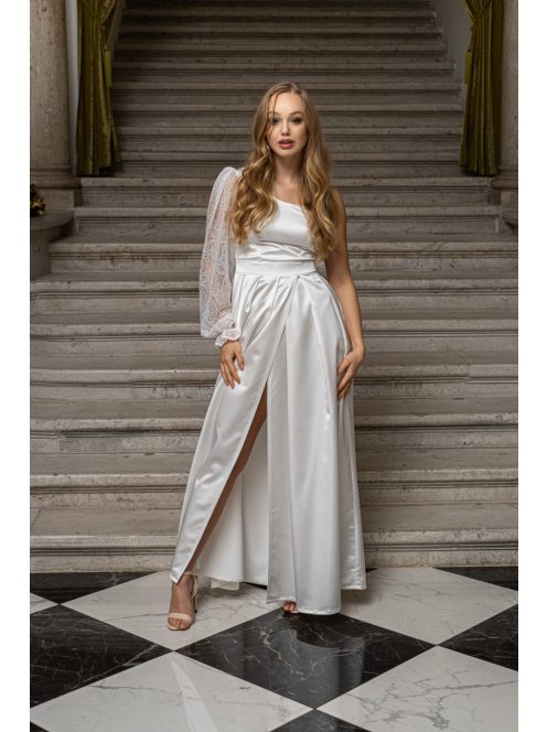 Nicole - asymetrické, saténové maxi šaty s čipkovaným rukávom, v bielej farbe