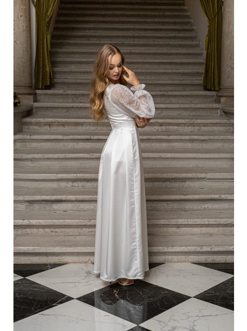 Nicole - asymetrické, saténové maxi šaty s čipkovaným rukávom, v bielej farbe