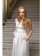 Nicole - asymetrické, saténové maxi šaty s čipkovaným rukávom, v bielej farbe