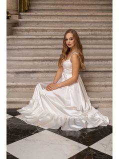   Evelin - saténové maxi šaty s volánovým lemom a  hrubými ramienkami, v bielej farbe