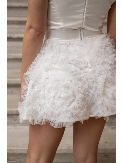 Frida - saténové mini šaty s padavými ramenami a tylovou aplikáciou na sukni, v bielej farbe