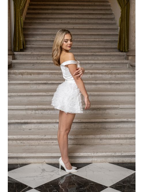 Frida - saténové mini šaty s padavými ramenami a tylovou aplikáciou na sukni, v bielej farbe