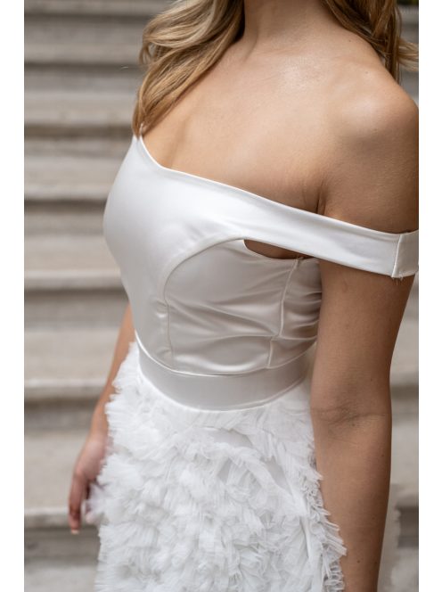 Frida - saténové mini šaty s padavými ramenami a tylovou aplikáciou na sukni, v bielej farbe