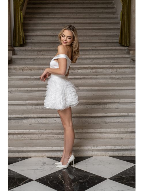 Frida - saténové mini šaty s padavými ramenami a tylovou aplikáciou na sukni, v bielej farbe
