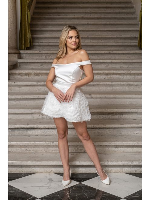 Frida - saténové mini šaty s padavými ramenami a tylovou aplikáciou na sukni, v bielej farbe