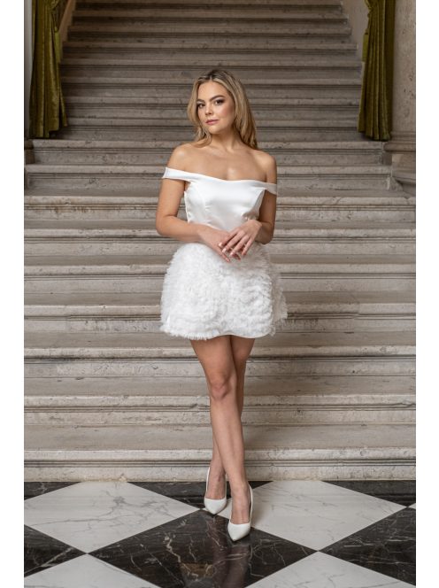 Frida - saténové mini šaty s padavými ramenami a tylovou aplikáciou na sukni, v bielej farbe