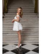 Frida - saténové mini šaty s padavými ramenami a tylovou aplikáciou na sukni, v bielej farbe