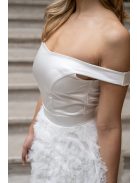 Frida - saténové mini šaty s padavými ramenami a tylovou aplikáciou na sukni, v bielej farbe