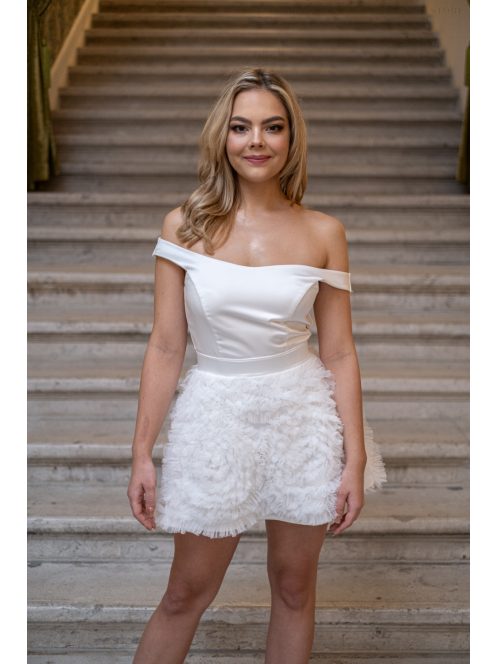 Frida - saténové mini šaty s padavými ramenami a tylovou aplikáciou na sukni, v bielej farbe