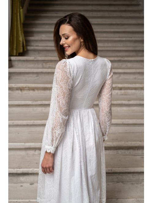 Csinszka - čipkované midi šaty s dlhým rukávom, v bielej farbe
