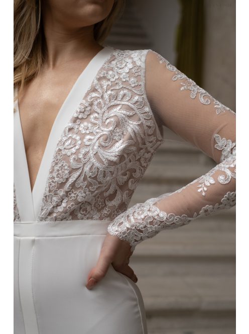 Léna - maxi šaty s dlhým rukávom, matným čipkovaným topom a hlbokým výstrihom do V, úzkou sukňou, v bielej farbe.