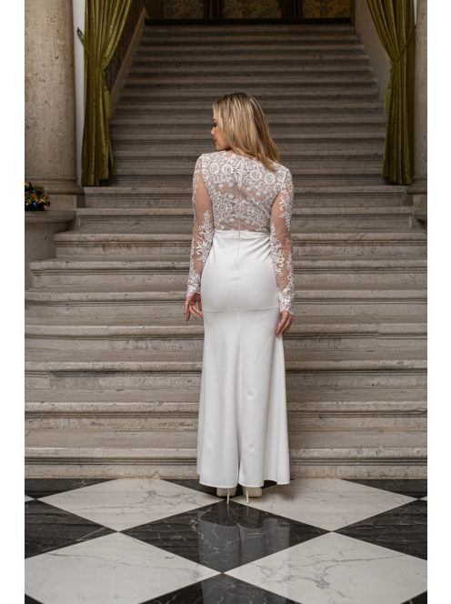 Léna - maxi šaty s dlhým rukávom, matným čipkovaným topom a hlbokým výstrihom do V, úzkou sukňou, v bielej farbe.