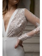 Léna - maxi šaty s dlhým rukávom, matným čipkovaným topom a hlbokým výstrihom do V, úzkou sukňou, v bielej farbe.