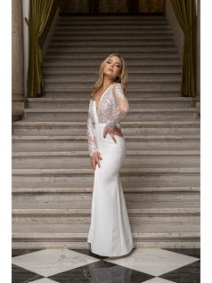   Léna - maxi šaty s dlhým rukávom, matným čipkovaným topom a hlbokým výstrihom do V, úzkou sukňou, v bielej farbe.