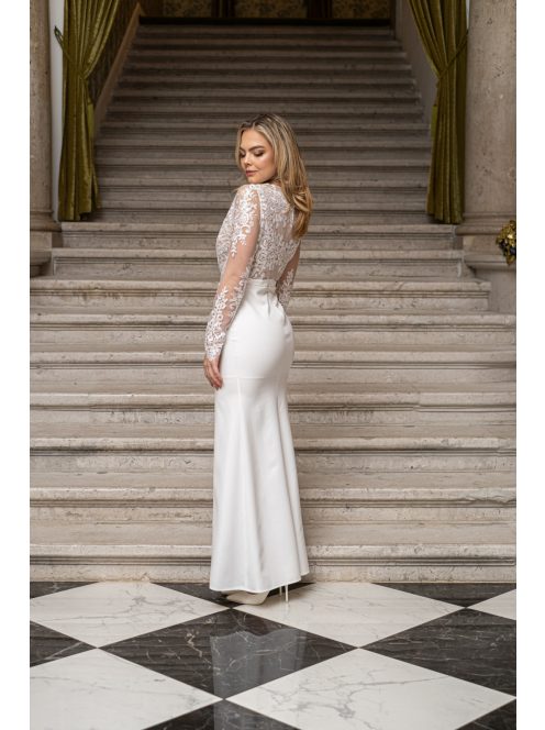 Léna - maxi šaty s dlhým rukávom, matným čipkovaným topom a hlbokým výstrihom do V, úzkou sukňou, v bielej farbe.