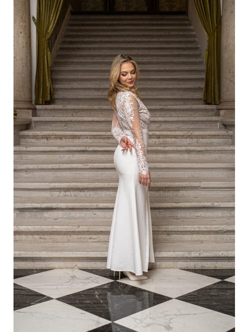 Léna - maxi šaty s dlhým rukávom, matným čipkovaným topom a hlbokým výstrihom do V, úzkou sukňou, v bielej farbe.