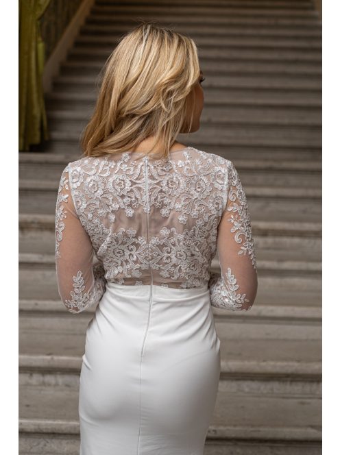 Léna - maxi šaty s dlhým rukávom, matným čipkovaným topom a hlbokým výstrihom do V, úzkou sukňou, v bielej farbe.