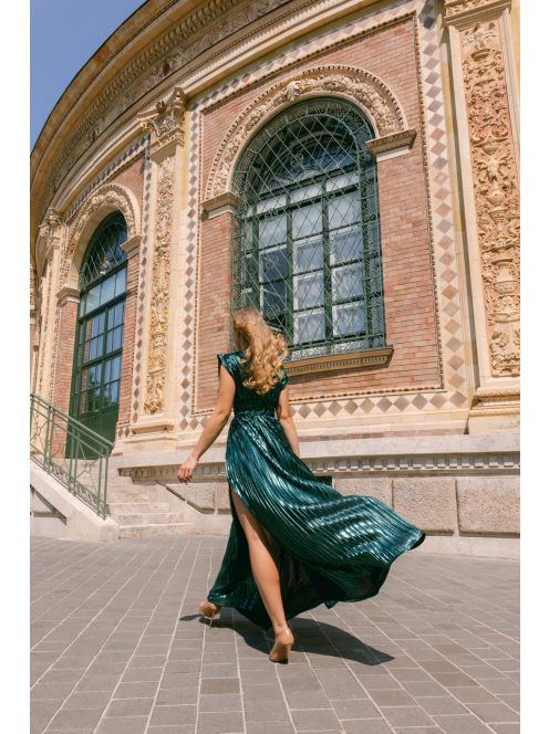Johanna – sötétzöld pliszírozott alkalmi ruha mély dekoltázzsal