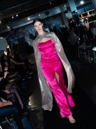 Marilyn – pántnélküli szatén maxi ruha magenta színben, sliccelt szoknyával