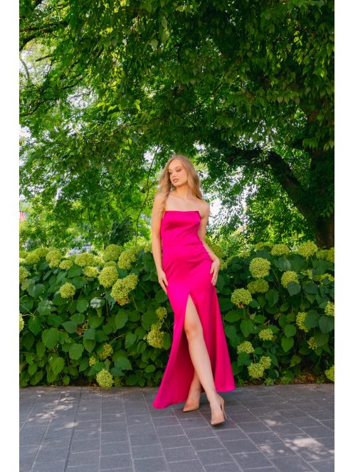 Marilyn – pántnélküli szatén maxi ruha magenta színben, sliccelt szoknyával