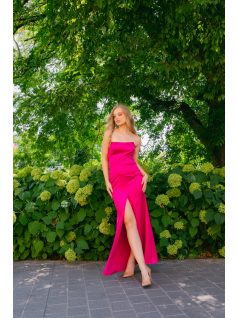   Marilyn – pántnélküli szatén maxi ruha magenta színben, sliccelt szoknyával