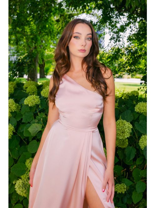 Linda - púder színű féloldalas lágy szatén maxi ruha masnival