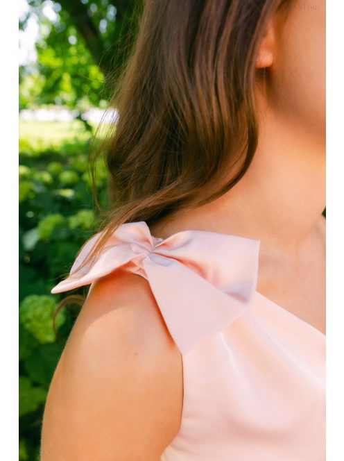 Linda - púder színű féloldalas lágy szatén maxi ruha masnival