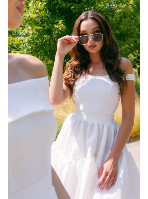 Fridra - fehér jacquard mini ruha ejtett vállakkal és rakott szoknyával