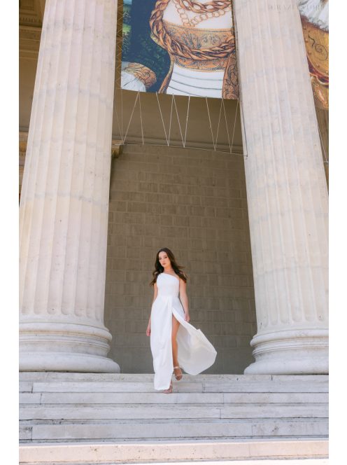 Linda - fehér színű féloldalas matt anyagú maxi ruha masnival