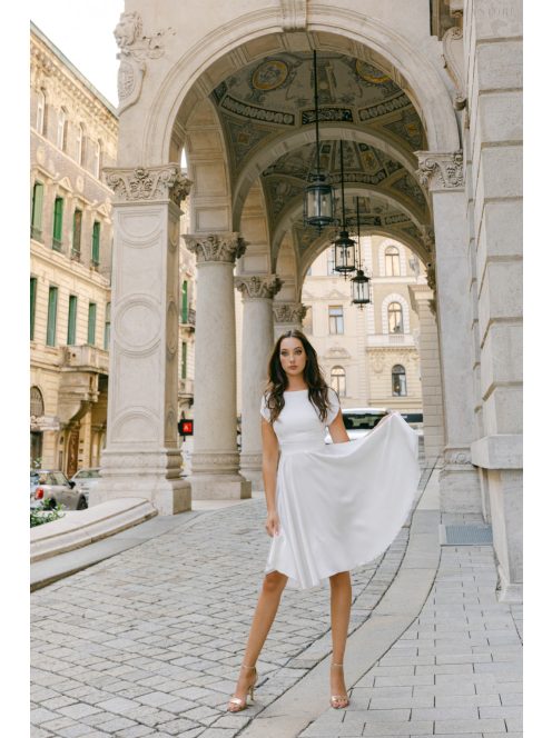 Andrea – fehér light szatén mini ruha gyöngy gombos hátkivágással 