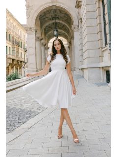   Andrea – fehér light szatén mini ruha gyöngy gombos hátkivágással 