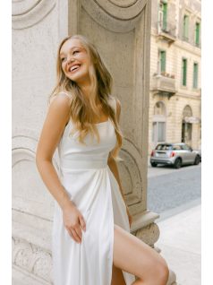   Maya – fehér light szatén maxi ruha átlapolt rakott szoknyával