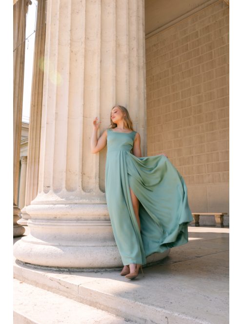 Maya – zsálya színű szatén alkalmi ruha átlapolt rakásos szoknyával
