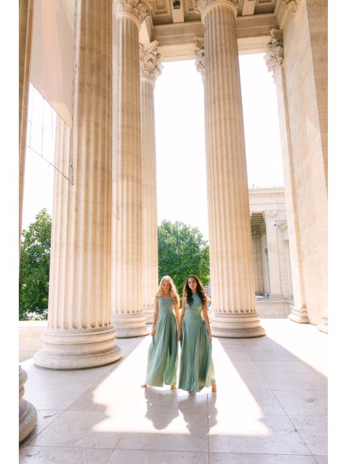 Maya – zsálya színű szatén alkalmi ruha átlapolt rakásos szoknyával