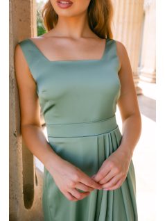  Maya – zsálya színű szatén alkalmi ruha átlapolt rakásos szoknyával