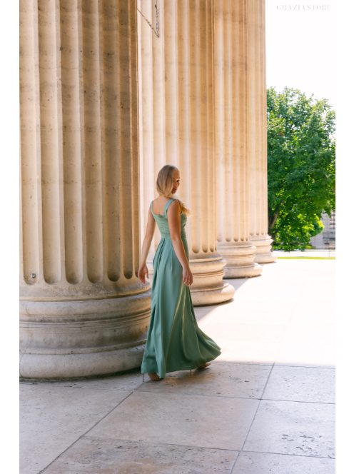 Maya – zsálya színű szatén alkalmi ruha átlapolt rakásos szoknyával