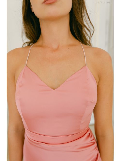 Dalma – Svetlé staroružové saténové maxi šaty s prekríženými ramienkami na chrbte