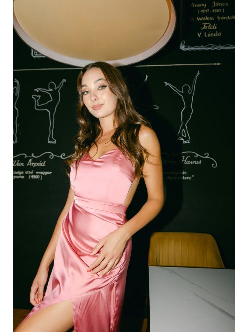 Dalma – Svetlé staroružové saténové maxi šaty s prekríženými ramienkami na chrbte