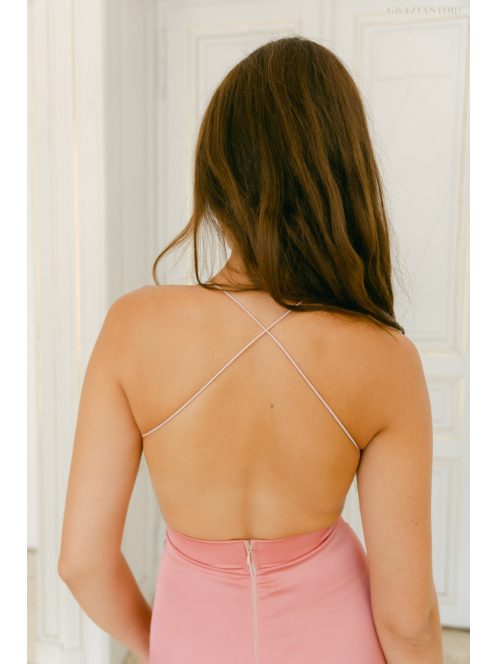 Dalma – Svetlé staroružové saténové maxi šaty s prekríženými ramienkami na chrbte