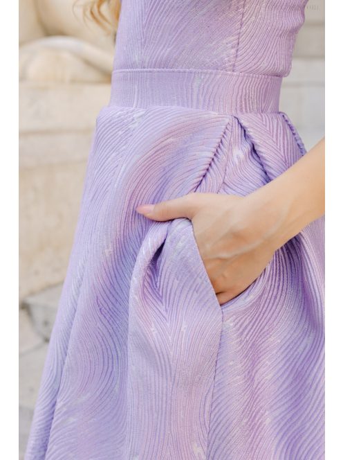 Szonja – fialové žakárové maxi šaty zo vzorovaného materiálu 