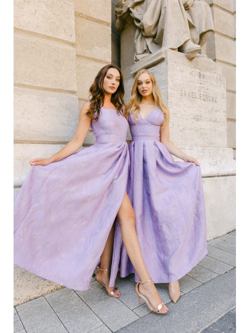 Szonja – fialové žakárové maxi šaty zo vzorovaného materiálu 