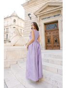 Kitti – fialové maxi šaty zo vzorovaného materiálu, rovným výstrihom a skladanou sukňou