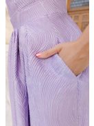 Kitti – fialové maxi šaty zo vzorovaného materiálu, rovným výstrihom a skladanou sukňou