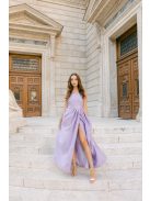 Kitti – fialové maxi šaty zo vzorovaného materiálu, rovným výstrihom a skladanou sukňou